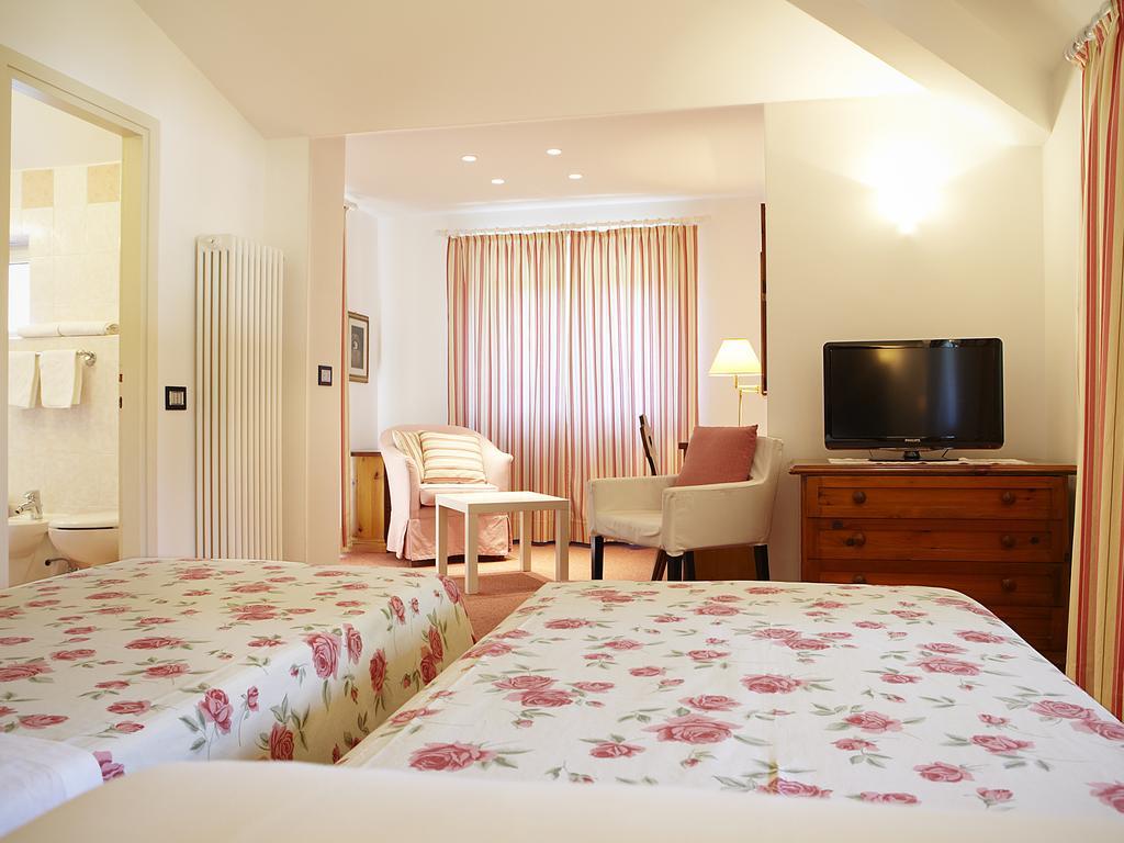 Albergo Milano Snc Lanzo dʼIntelvi Szoba fotó